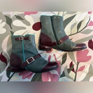 VGUC John Fluevog Fellowship Emma booties size 9, fits 8 or 8.5 grey and purple